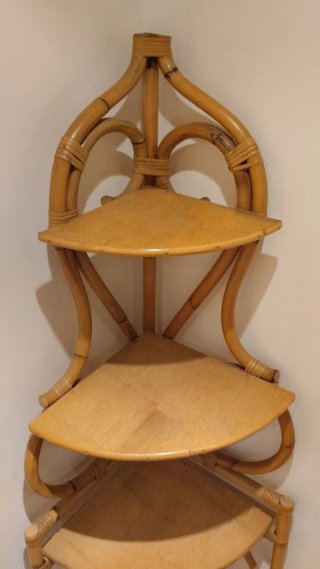Mueble esquinero de bambú y madera