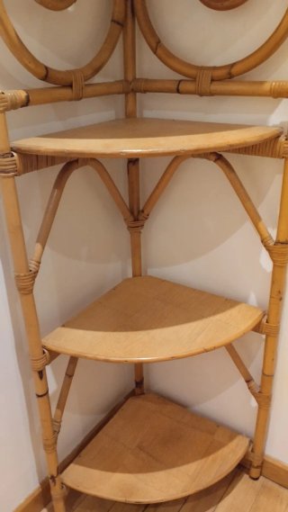 Mueble esquinero de bambú y madera