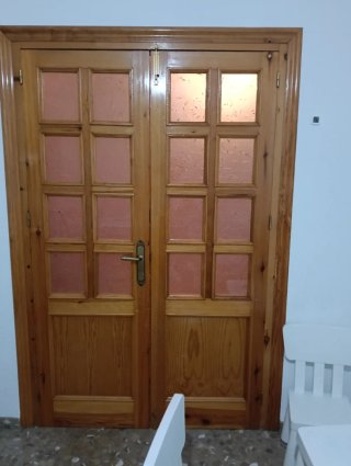 Puertas de madera maciza.