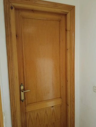Puertas de madera maciza.