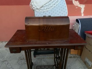 Máquina de coser ALFA antigua