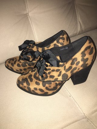 Zapatos de tacón leopardo Corina