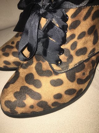 Zapatos de tacón leopardo Corina