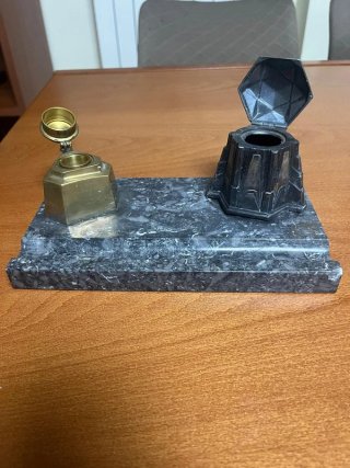Calamaio antico da scrivania in marmo e ottone
