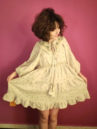 Vestido corto floral con volantes