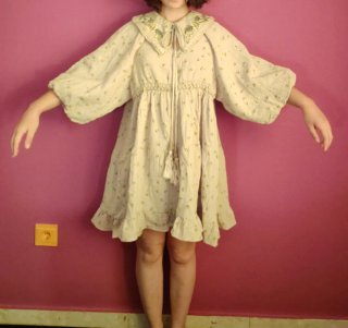 Vestido corto floral con volantes