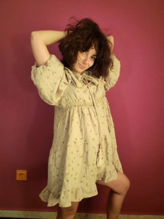 Vestido corto floral con volantes