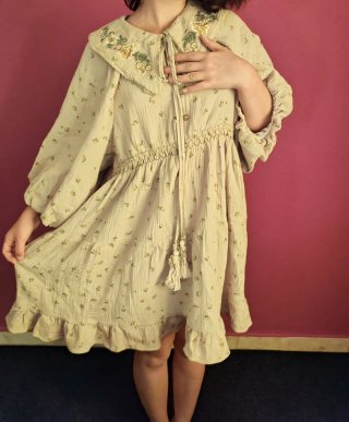 Vestido corto floral con volantes