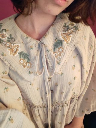 Vestido corto floral con volantes