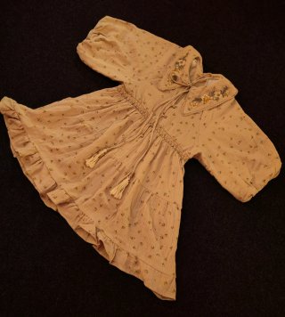 Vestido corto floral con volantes