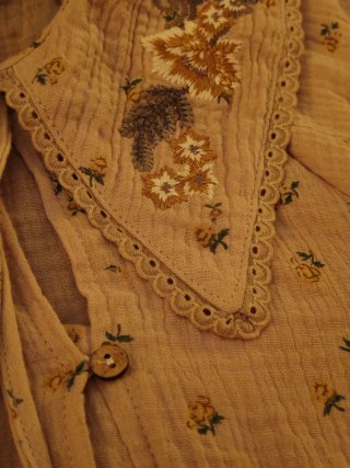 Vestido corto floral con volantes