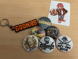 PACK LLAVERO 3D + 6 CHAPAS (LOS GOONIES)