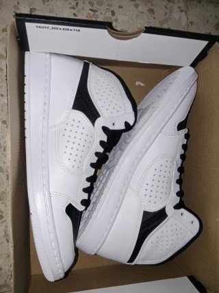 Botines Deportivos Jordan Blancos y Negros