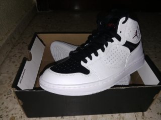 Botines Deportivos Jordan Blancos y Negros