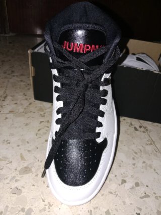 Botines Deportivos Jordan Blancos y Negros
