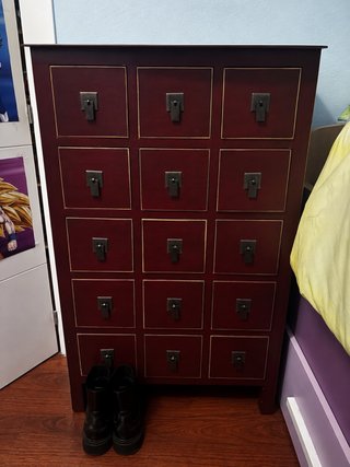 Cajonera de madera con tiradores metálicos