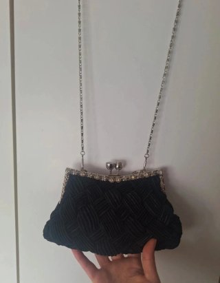 Bolso de mano negro con cadena y pedrería