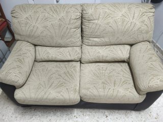 Sofá de tela beige
