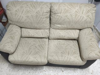 Sofá de tela beige