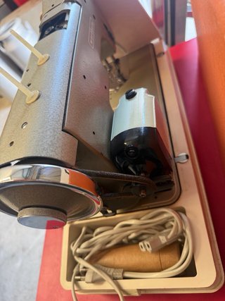 Máquina de coser Wertheim vintage con maletín