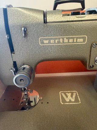 Máquina de coser Wertheim vintage con maletín