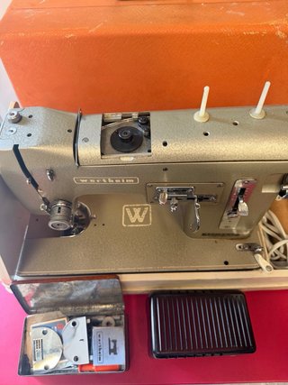 Máquina de coser Wertheim vintage con maletín