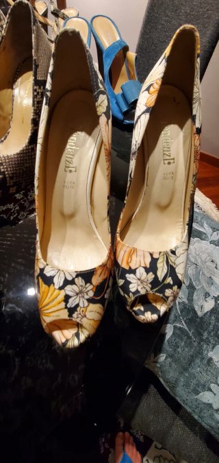 Assortimento di 13 scarpe col tacco