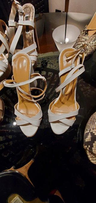 Assortimento di 13 scarpe col tacco