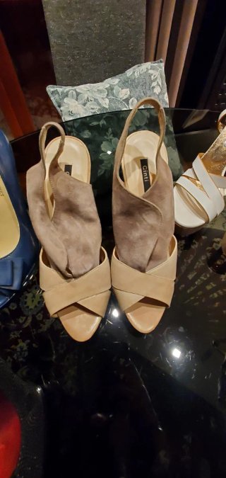 Assortimento di 13 scarpe col tacco