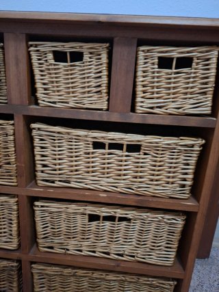 Mueble de madera con cestas de mimbre