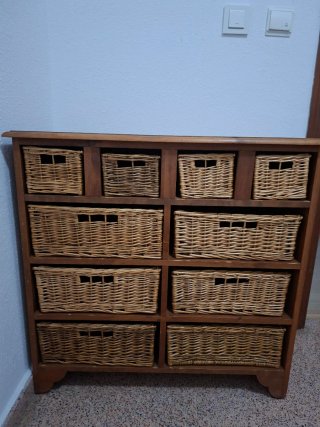 Mueble de madera con cestas de mimbre