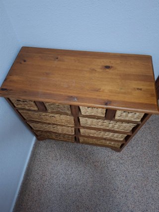 Mueble de madera con cestas de mimbre