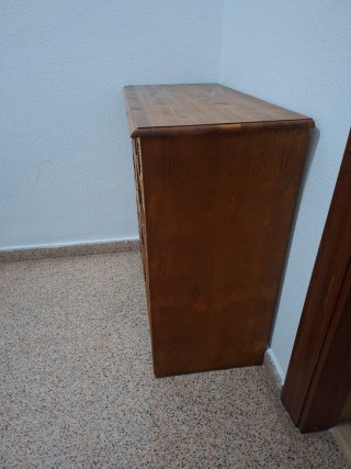 Mueble de madera con cestas de mimbre