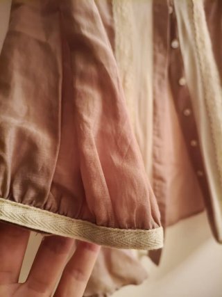 Camisa sedosa con encaje