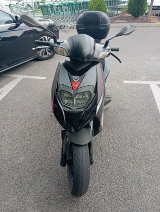 Aprilia SR Motard 125 Scooter Negra y Roja