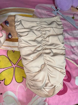 Falda beige fruncida