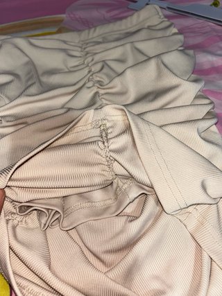 Falda beige fruncida