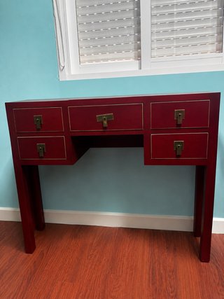 Mesa de tocador roja con cajones