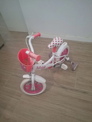 Bicicleta infantil rosa con ruedines