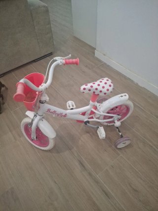 Bicicleta infantil rosa con ruedines
