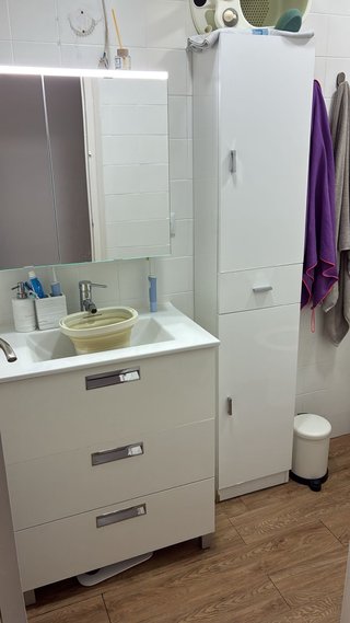 Mueble de baño con lavabo y grifo