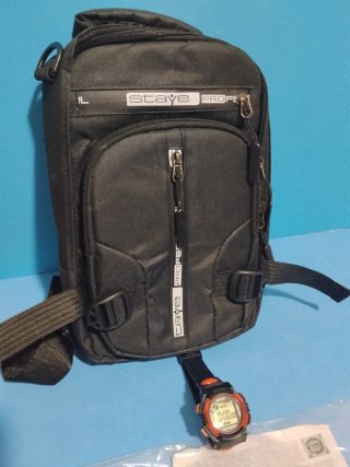 Mochila/Bandolera Negra y Reloj Deportivo