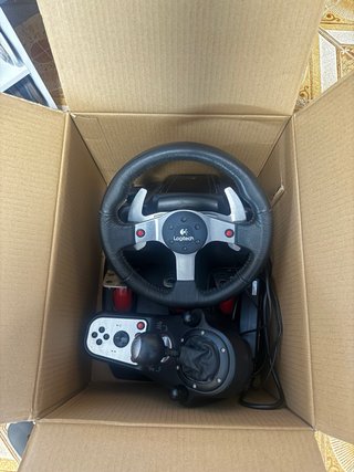 Logitech G25 Volante, Pedales y cambio