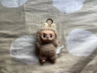 Llavero Labubu beige sin usar