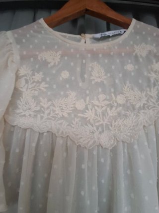 Blusa beige con encaje