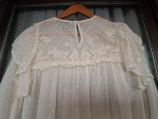 Blusa beige con encaje