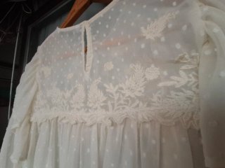 Blusa beige con encaje