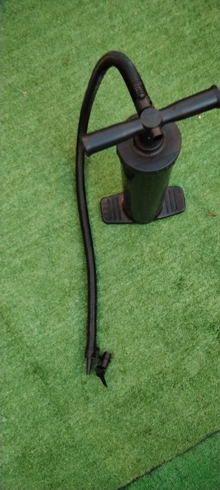 Inflador manual negro con manguera