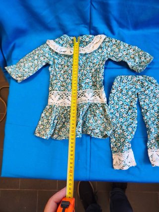 Fato antigo para boneca floral c/ renda