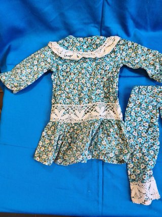 Fato antigo para boneca floral c/ renda